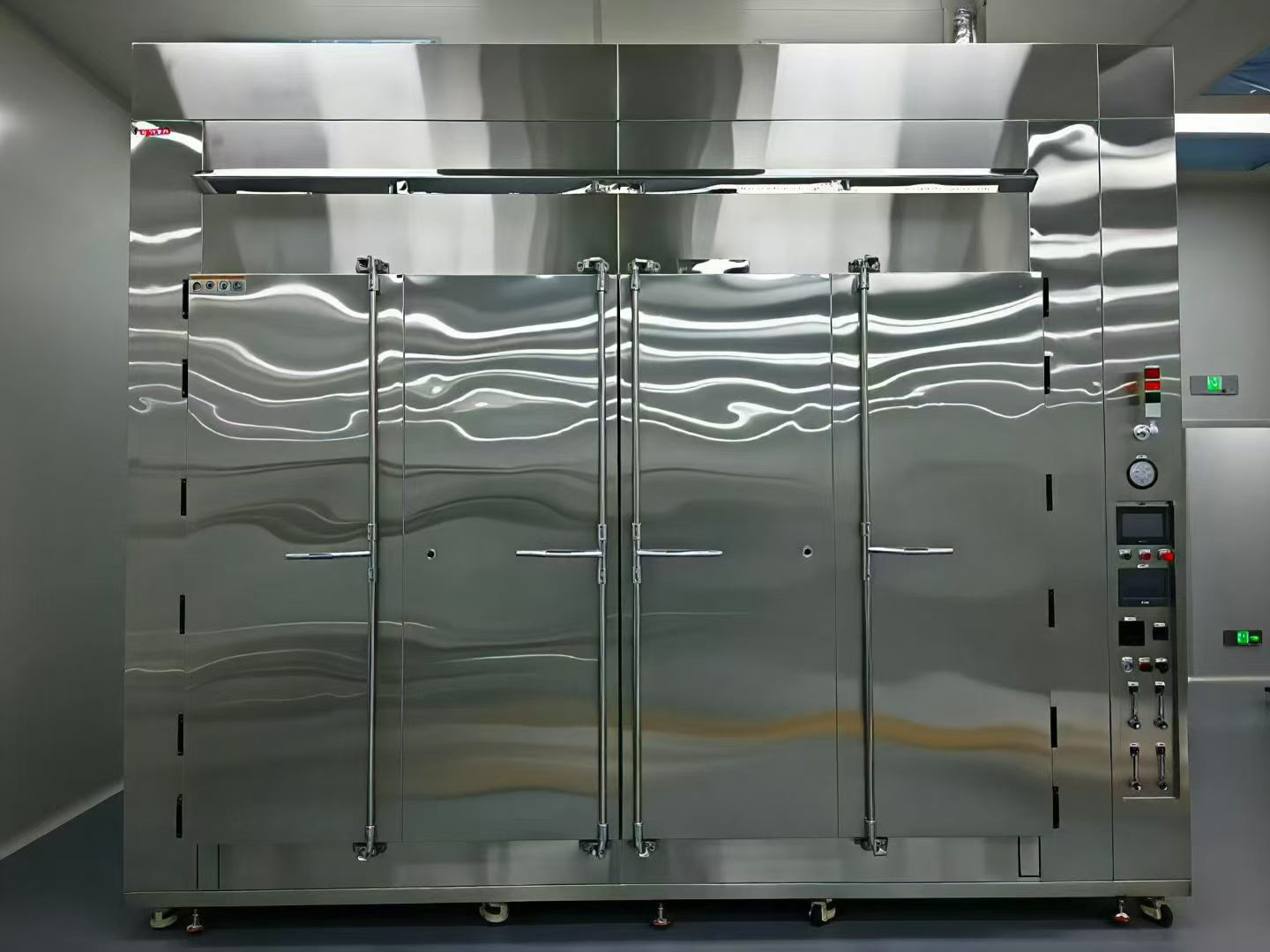Clean oven chamber interior for particle-controlled thermal processing