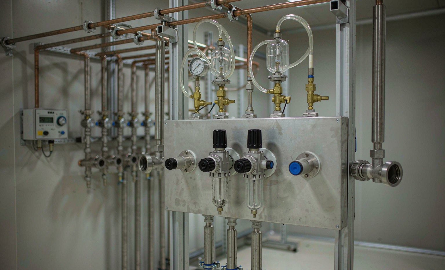 Nitrogen gas distribution manifold with flow meters and oxygen analyser controlling oven atmosphere
